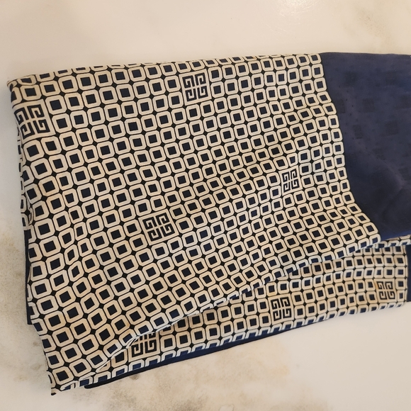 Givenchy Scarf Navy and Cream. - Picture 2 of 6